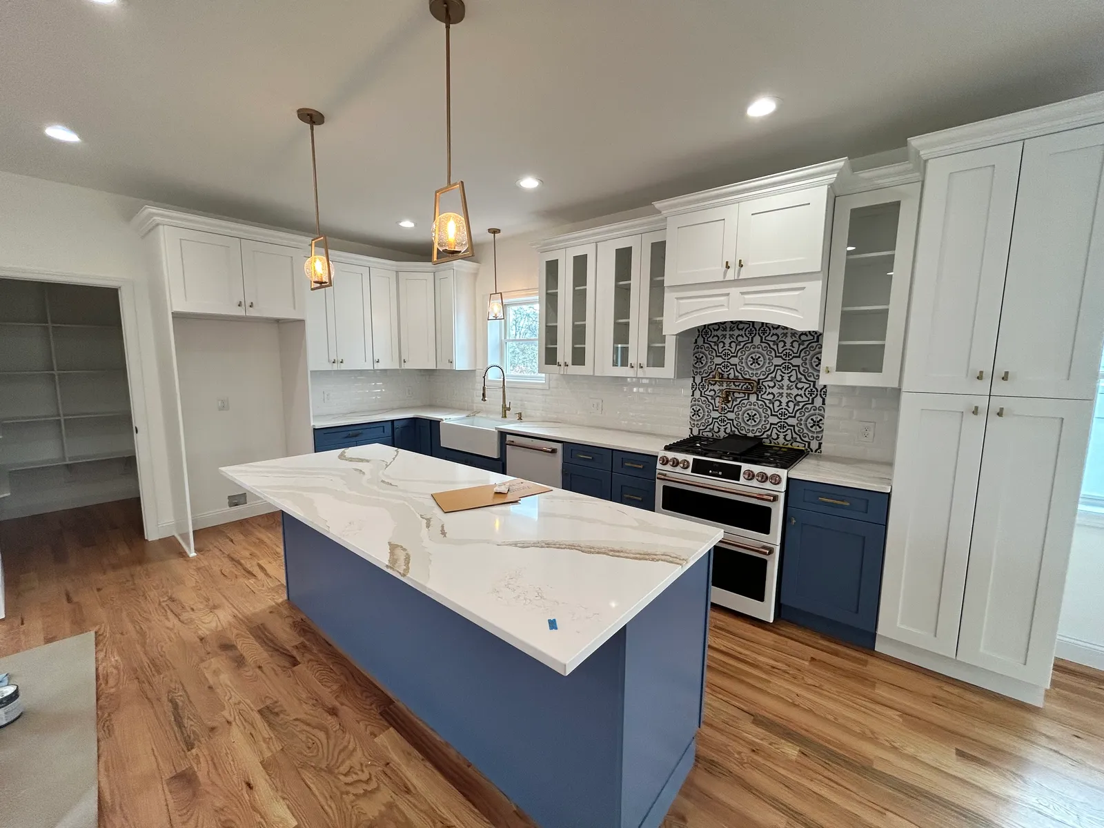 Cocina Ice White Shaker with XTerra Blue Shaker