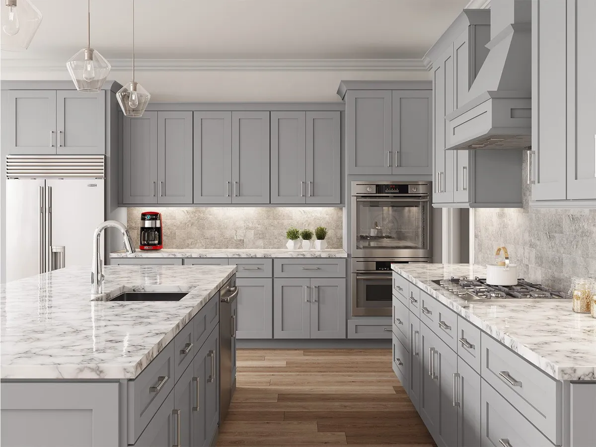 A kitchen in Forevermark Lait Grey cabinets