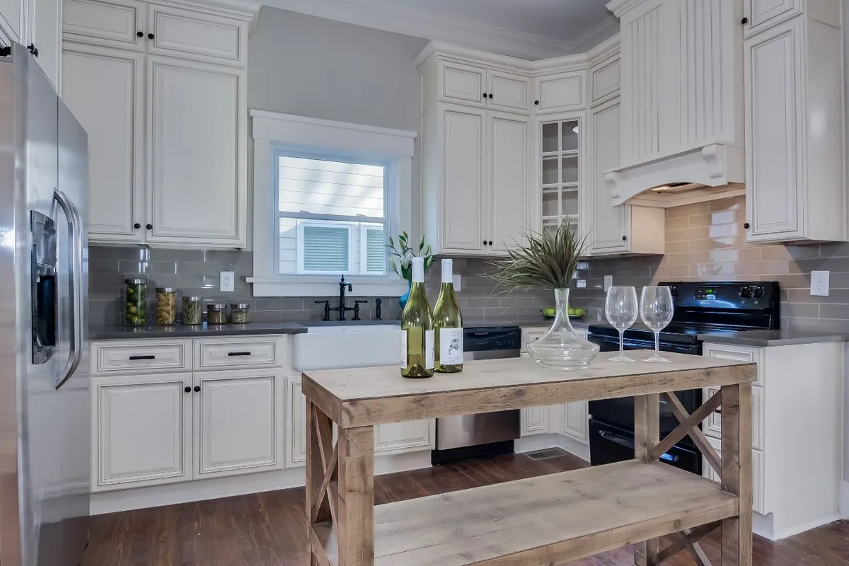 A kitchen in Forevermark Signature Pearl cabinets