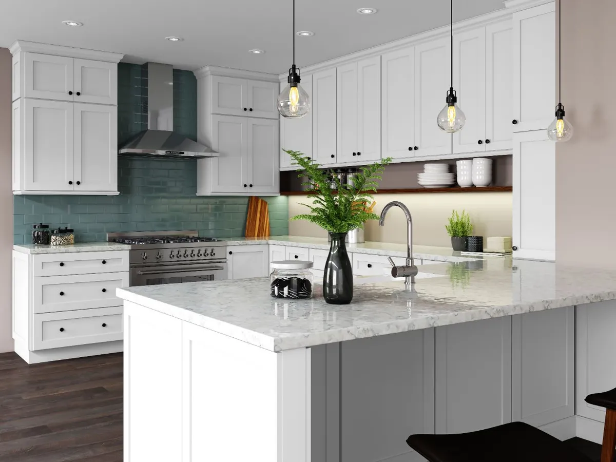A kitchen in Forevermark Vista White cabinets