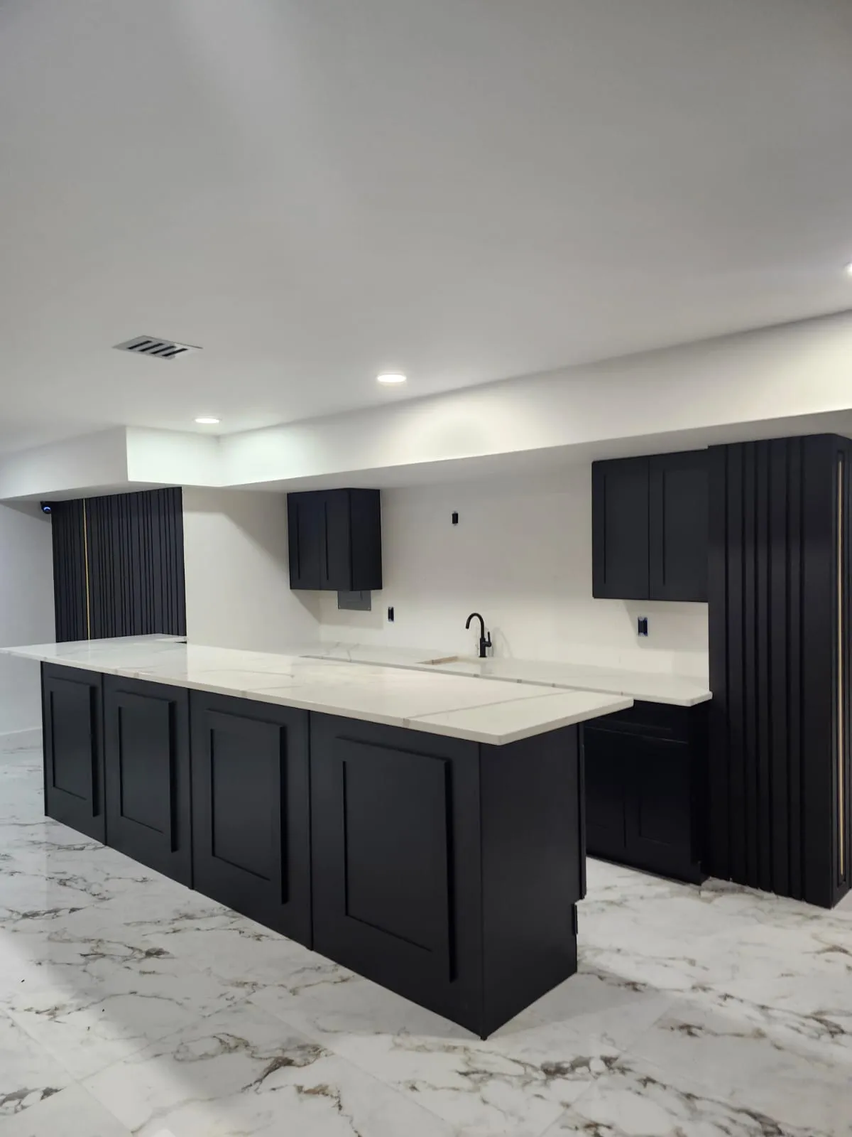 Gabinetes de cocina Blaze Black Shaker: una cocina que surtimos en Wow Cabinets
