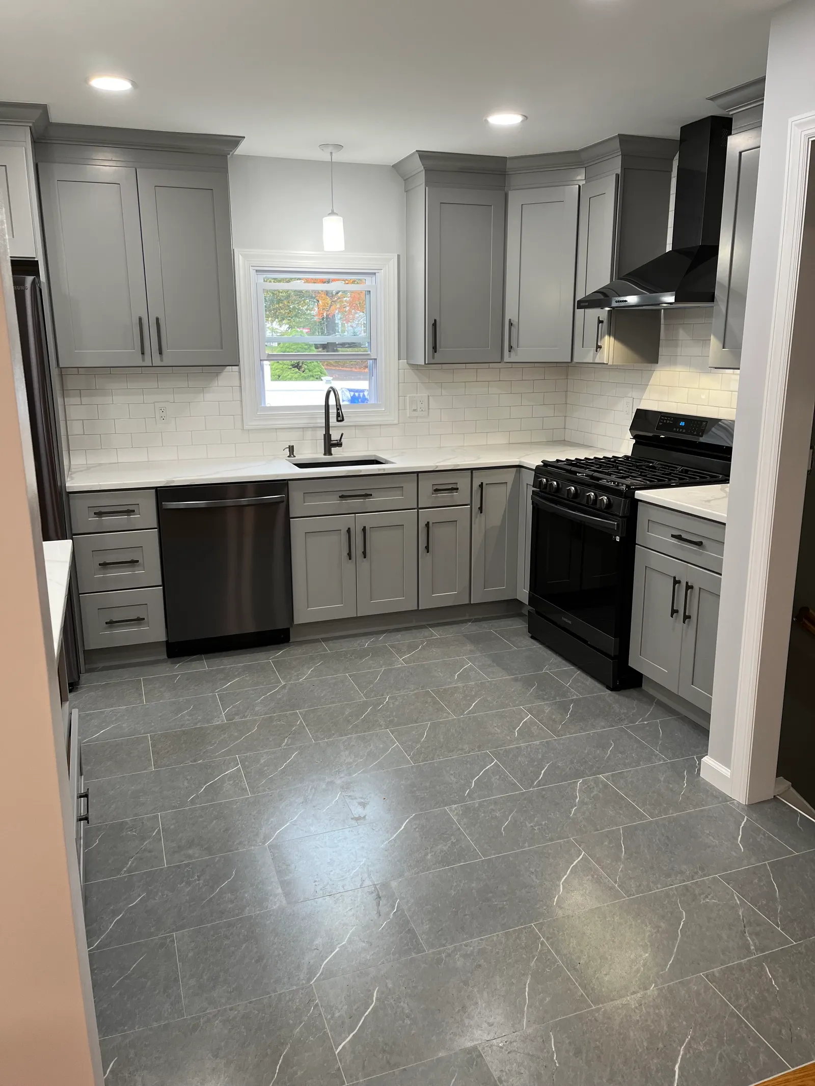 Gabinetes de cocina Grey Shaker: una cocina que surtimos en Wow Cabinets