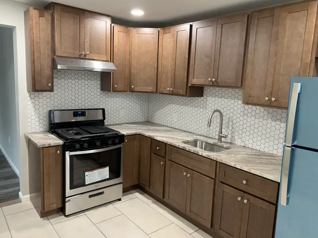 Saddle Hickory Shaker — a kitchen supplied by Wow Cabinets